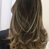 Corte de cabelo medio em camadas