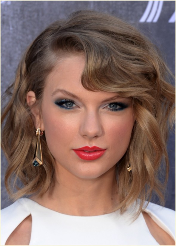 taylor swift cabelo curto